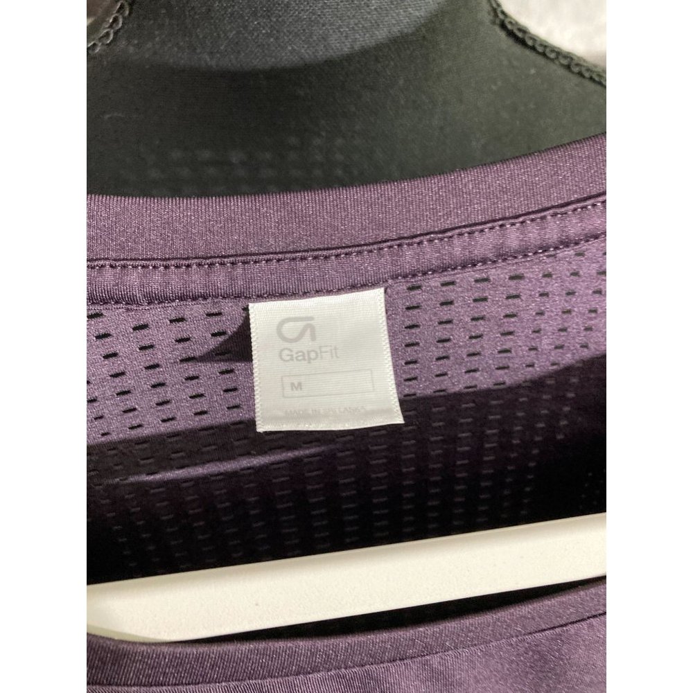 GAP FIT-DARK PLUM-SIZE MED-WOMENS-ATHLETIC TOP-EXCELLENT CONDITION - Picture 2 of 3